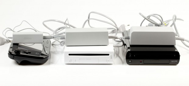 Von links nach rechts: Das Wii-U-Gamepad, die Wii und die Wii-U, jeweils mit dem dazugehörigen Netzteil.